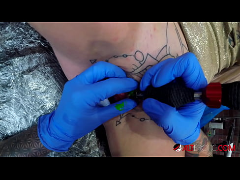❤️ Ekstremt tatovert hottie Sully Savage tok en tatovering på klitoris ❌ Porno ved no.mysexpics.ru ❌❤